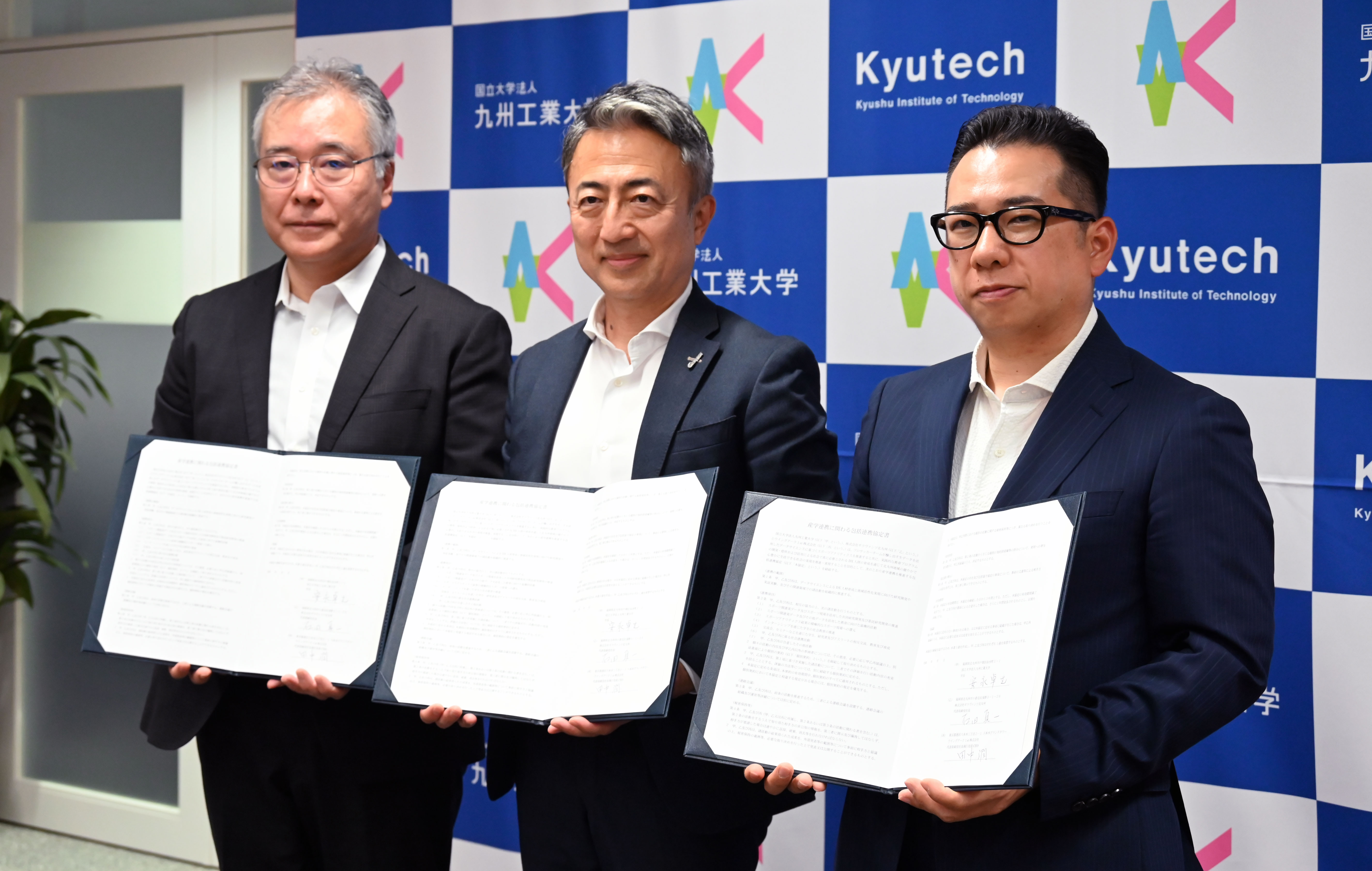 左より、九州工業大学 学長 安永卓生、ギラヴァンツ北九州 代表取締役社長 石田真一、ウイングアーク 代表取締役社長執行役員CEO 田中潤